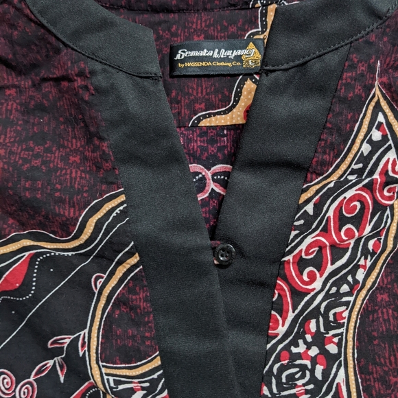 Semata Wayang plunging neckline long shirt, dark magenta with peach flowers - Picture 5 of 9